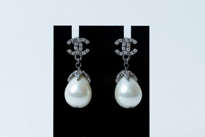 silver tone logo earrings with tear drop pearls (close up)