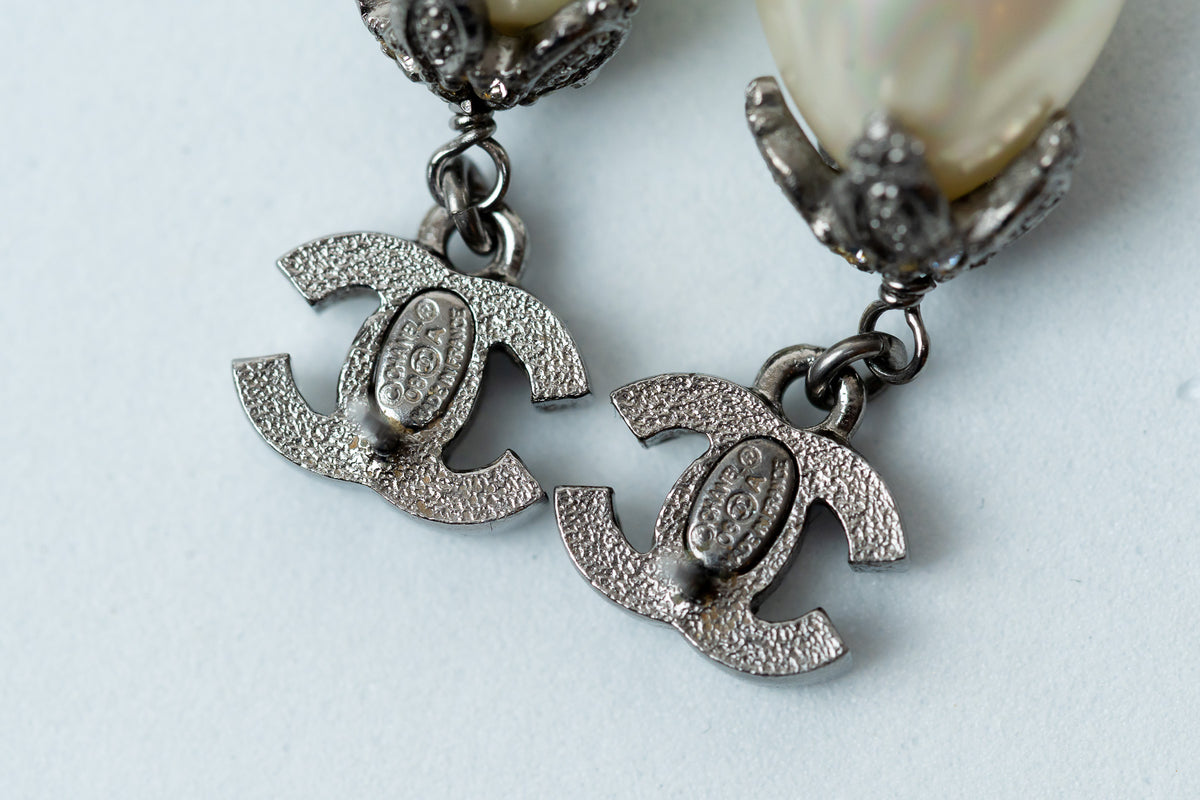 silver tone logo earrings with tear drop pearls (stamp)