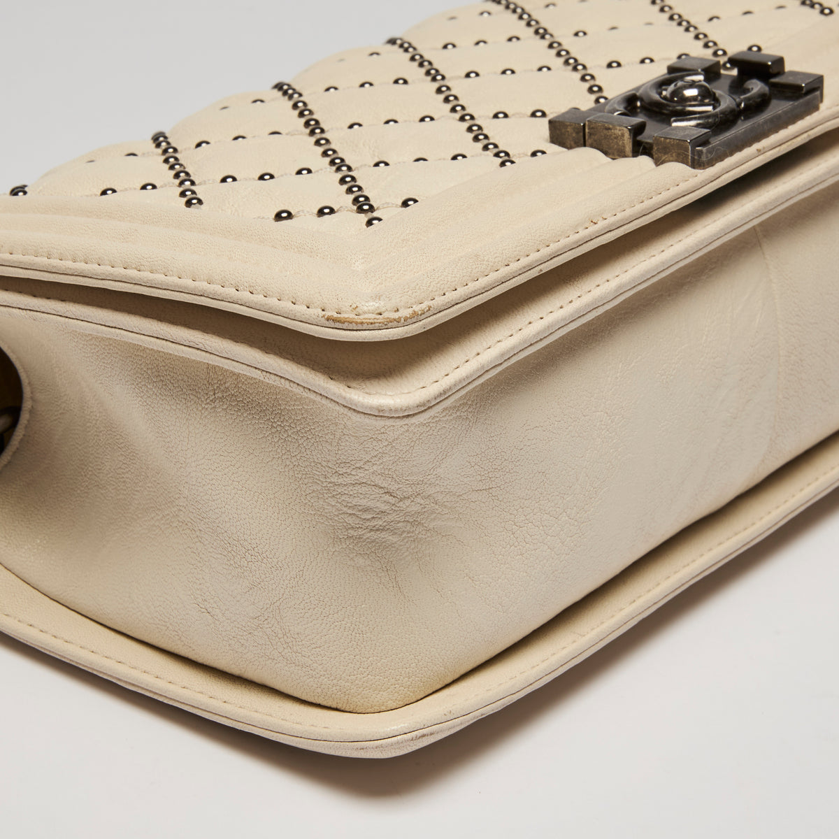 Pre-Loved Chanel™ Cream Grained Leather Boy Bag