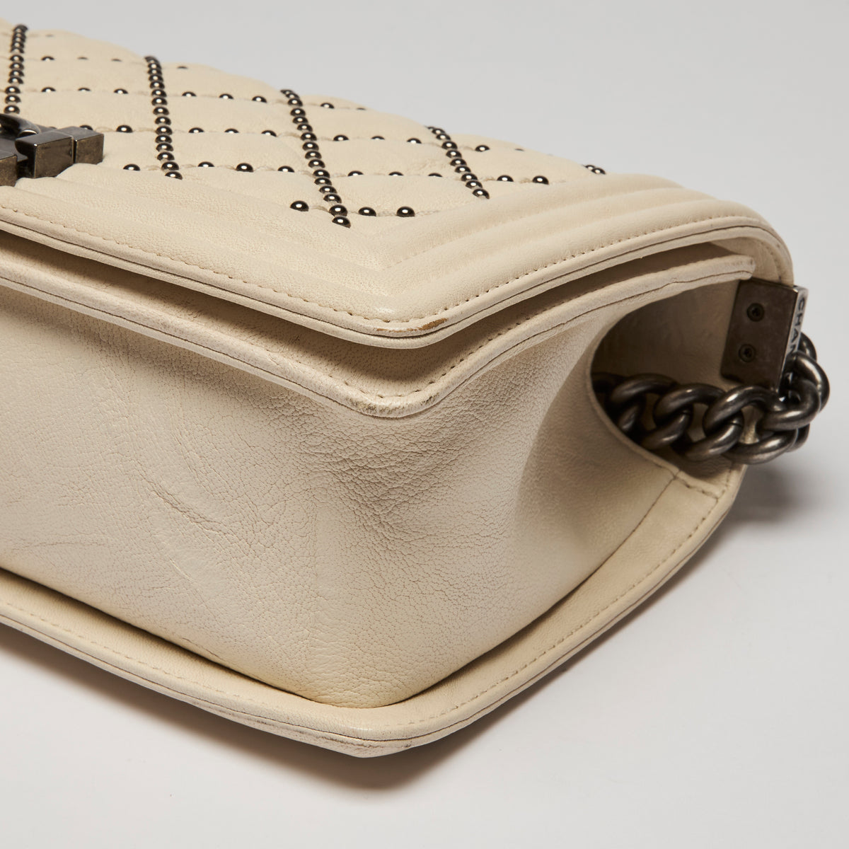 Pre-Loved Chanel™ Cream Grained Leather Boy Bag