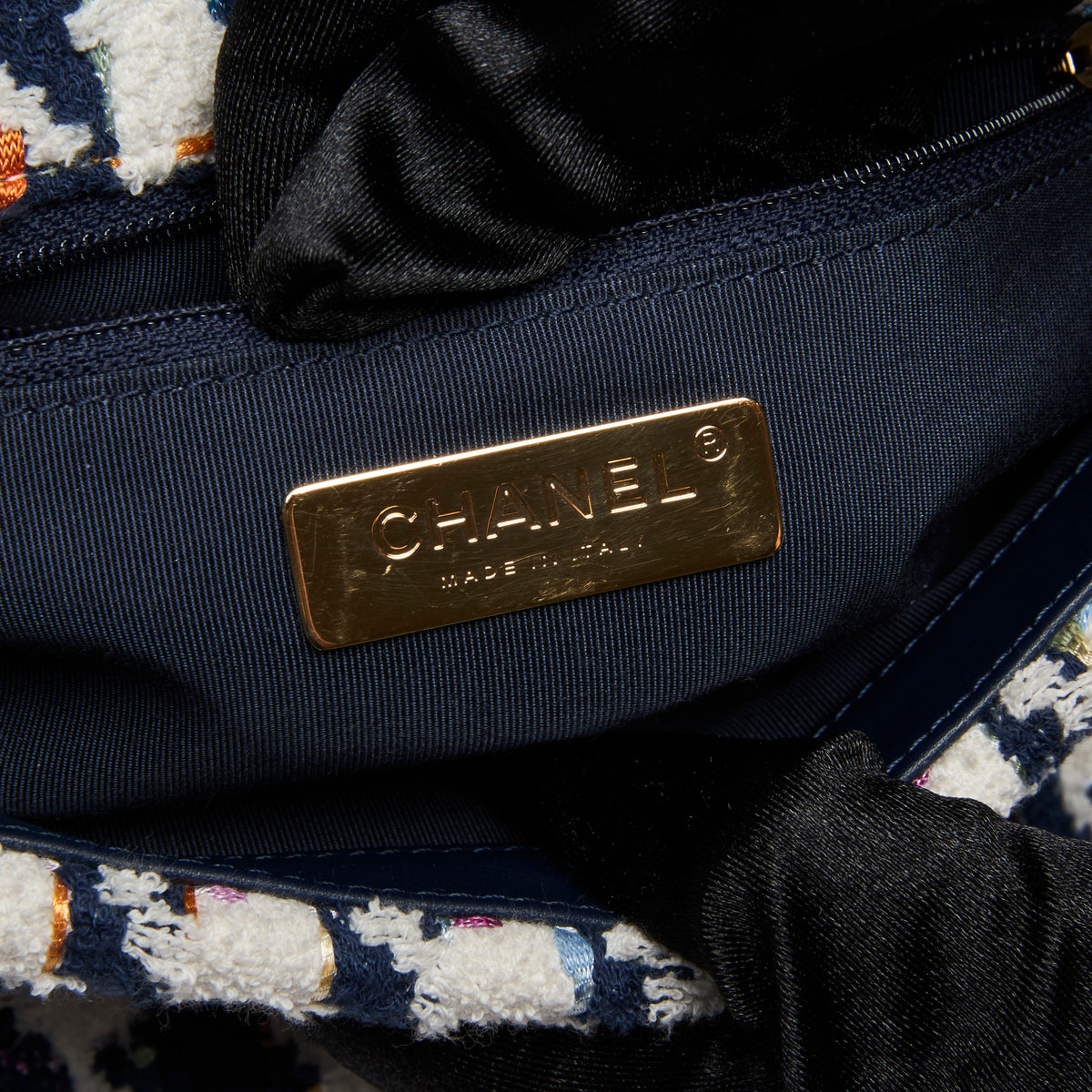 Excellent Pre-Loved Chanel Tweed Quilted Navy Blue Multicolor Small 19 Handbag (Label)