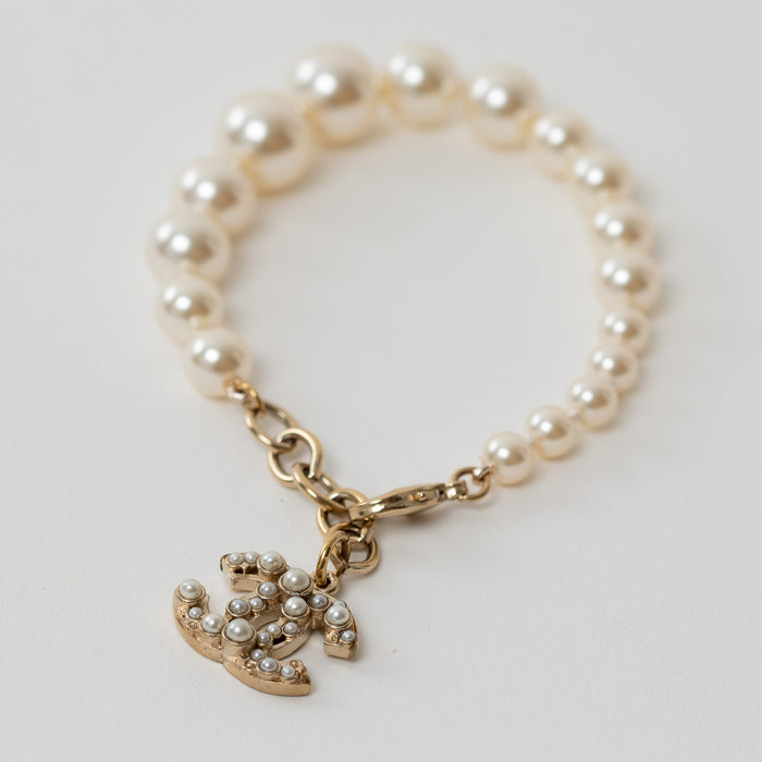 Chanel pearl bracelet with gold tone CC pearl logo
