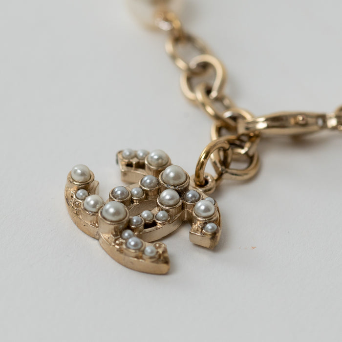 Pre-Loved Chanel™ Gold Tone and Faux Pearl Bracelet with Faux Pearl Embellished Gold Logo
