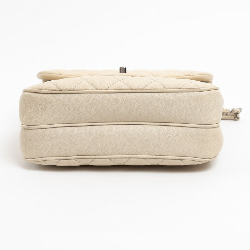 Pre-Loved Chanel™ Ivory Pebbled Leather Medium Urban Companion Flap Bag