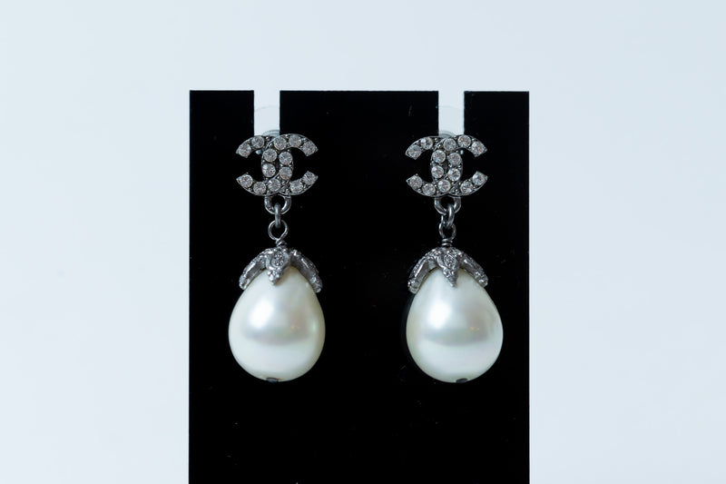silver tone logo earrings with tear drop pearls (close up)
