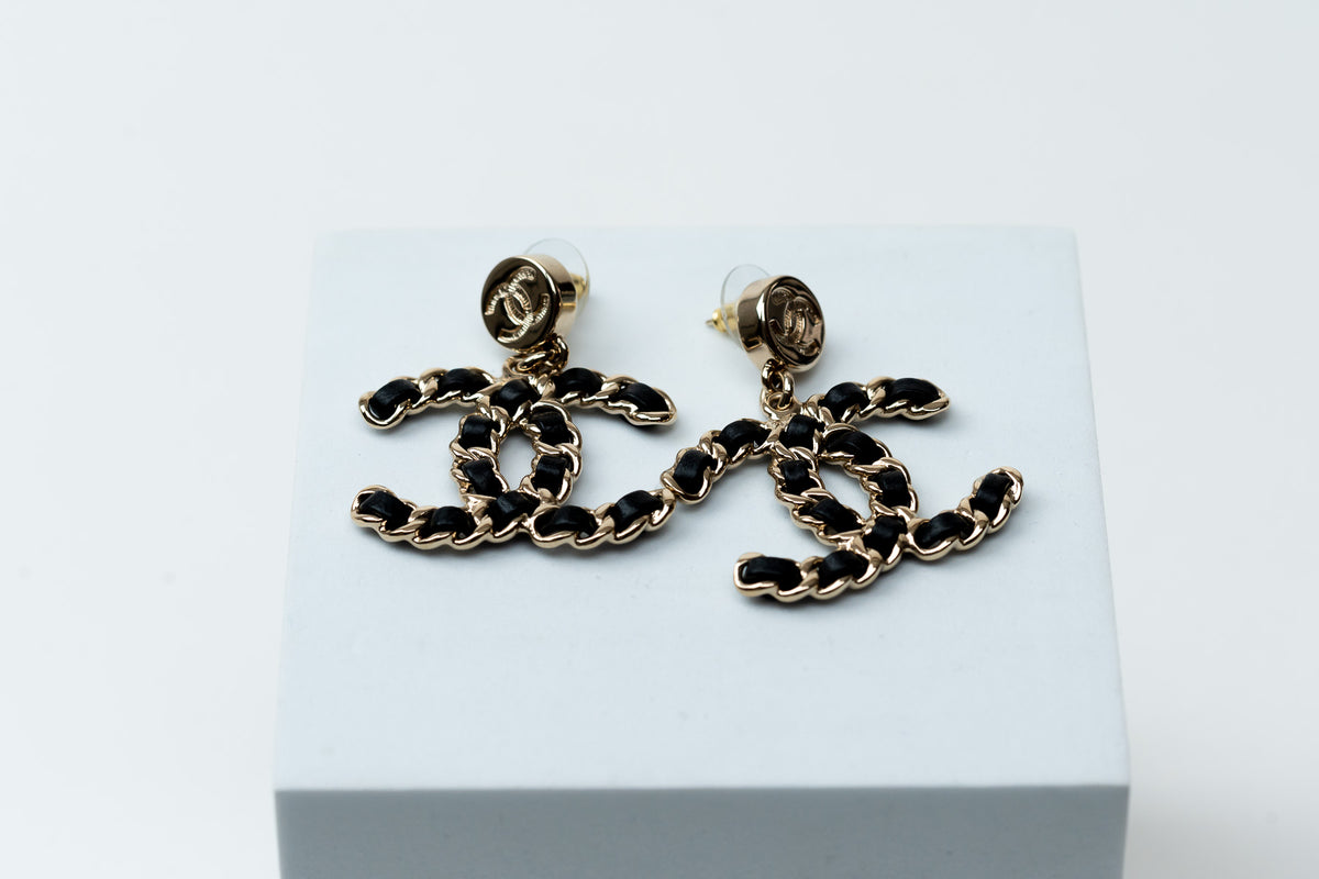 logo leather interlaced earrings (front)