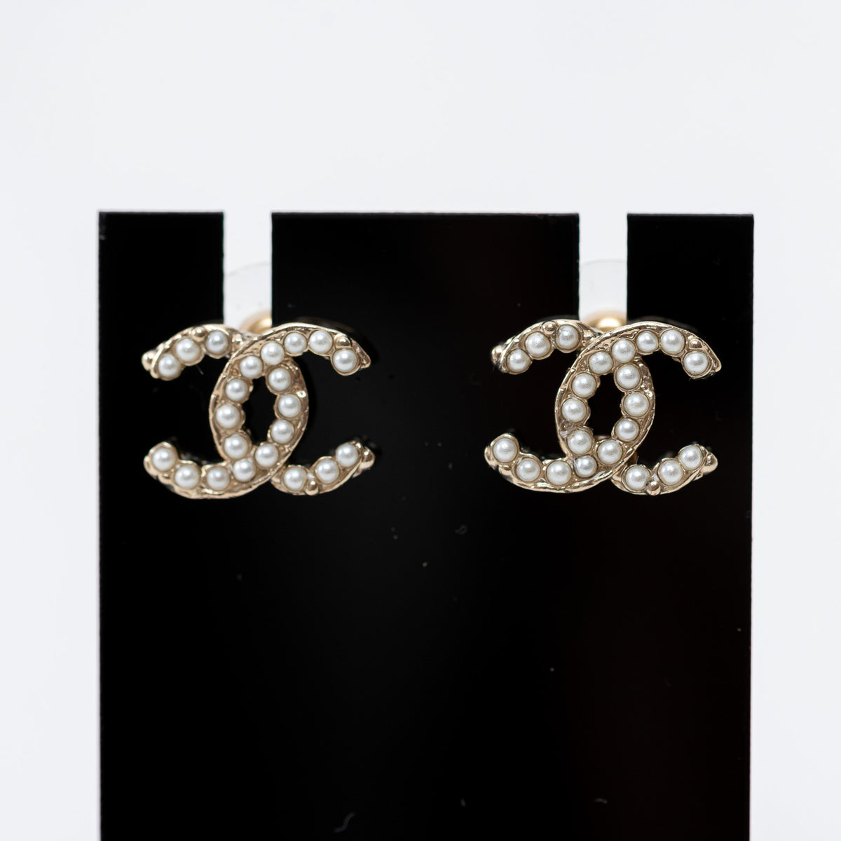 Pre-Loved Chanel™ Gold Pearl Embellished Stud Earrings