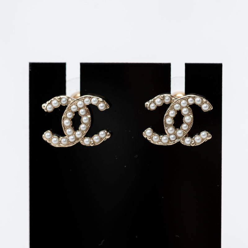 Pre-Loved Chanel™ Gold Pearl Embellished Stud Earrings