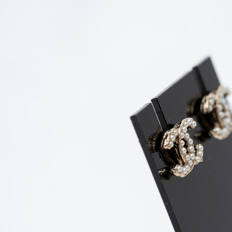 Pre-Loved Chanel™ Gold Pearl Embellished Stud Earrings