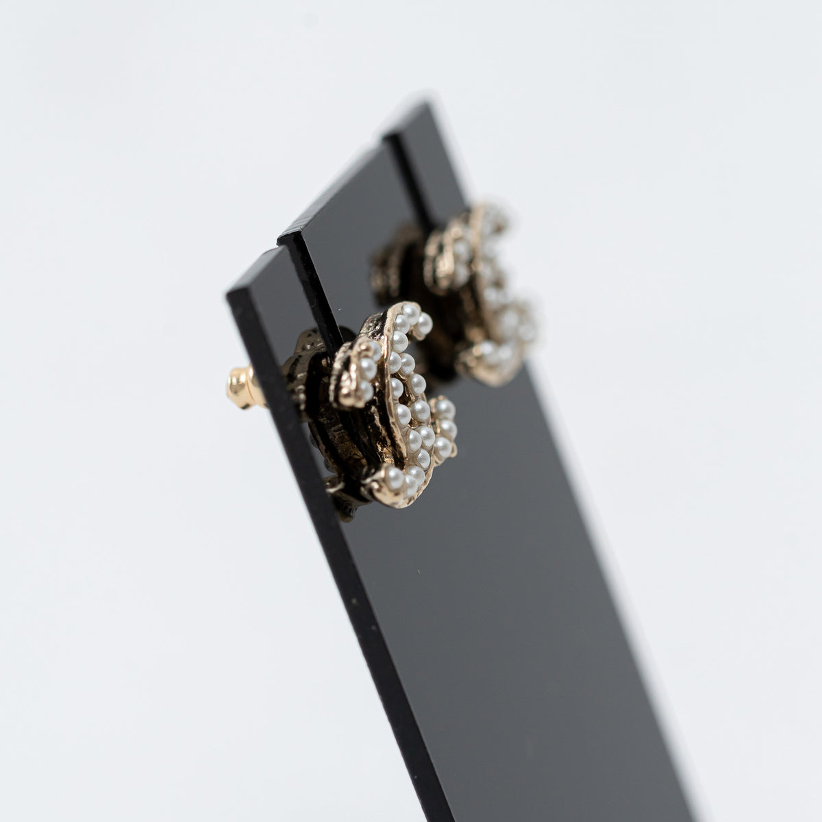 Pre-Loved Chanel™ Gold Pearl Embellished Stud Earrings