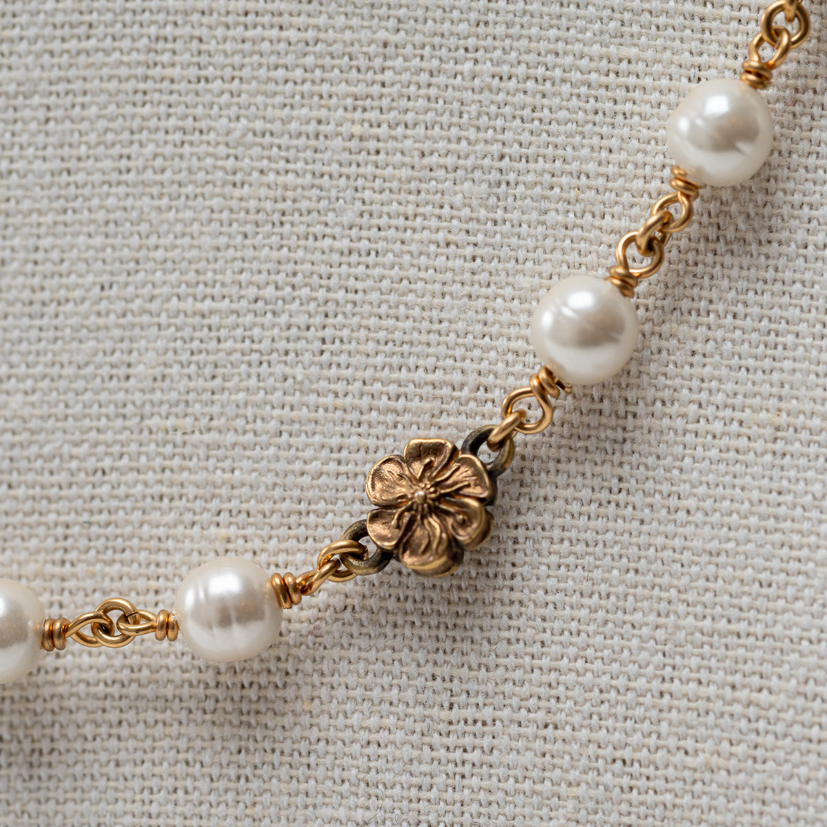 Gucci Gold Interlocking GG Pearl with Flower Motif and Chain Necklace