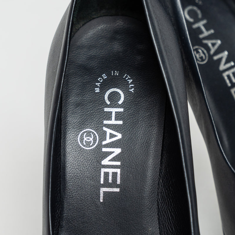 Pre-Loved Chanel™ Navy Calfskin Leather Pumps Size 36
