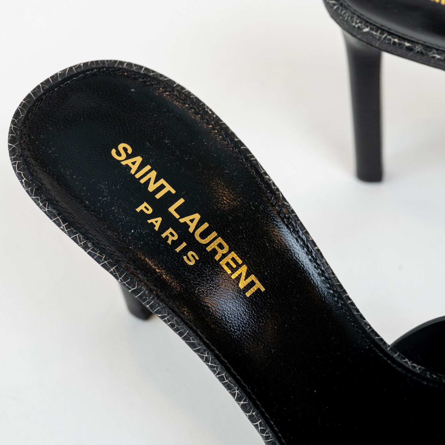Saint Laurent ブラック ハイヒール 38.5 Saint Laurent Black Cracked Leather Studded Sandals Size