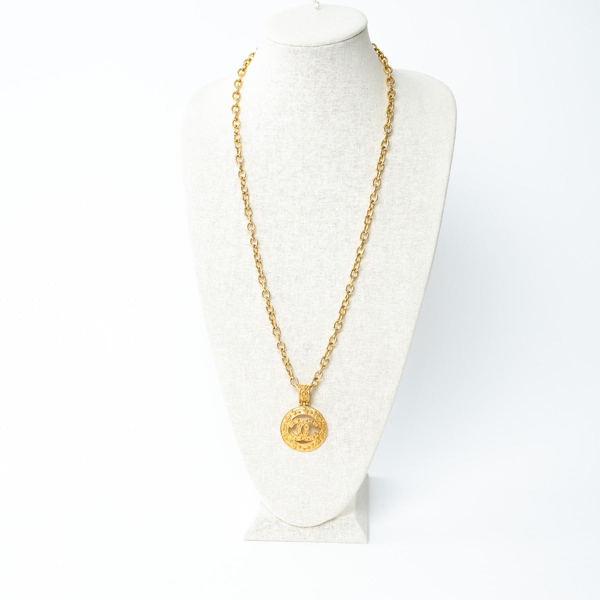 Pre-Loved Chanel™ Faux Gold Necklace with Interlocking Logo