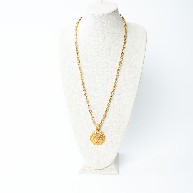 Pre-Loved Chanel™ Faux Gold Necklace with Interlocking Logo