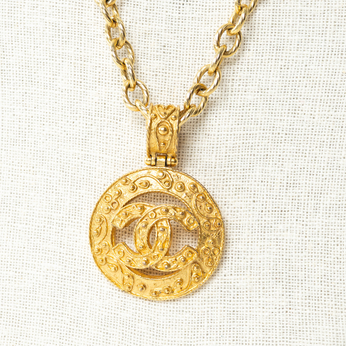 Pre-Loved Chanel™ Faux Gold Necklace with Interlocking Logo