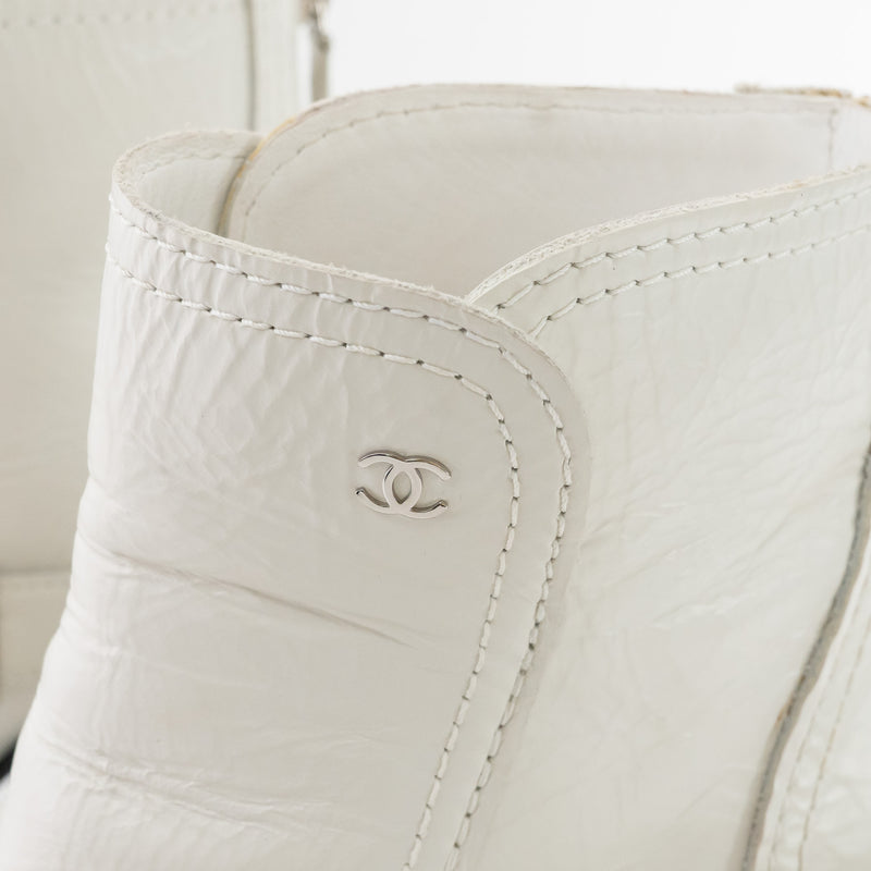 Pre-Loved Chanel™ White Leather Faux Pearl Boots Size 38.5