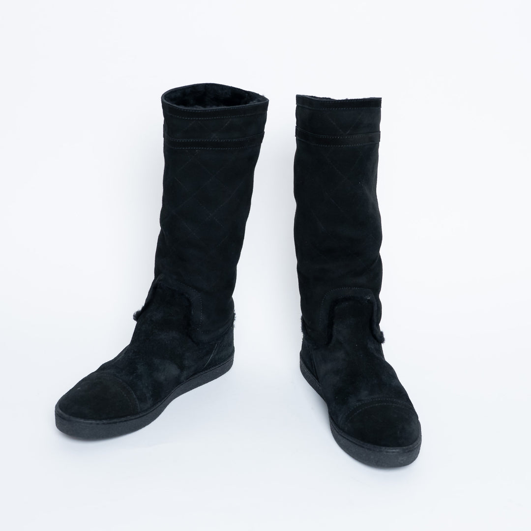 Pre-Loved Chanel™ Black Suede Faux Fur Lined Boots Size 38