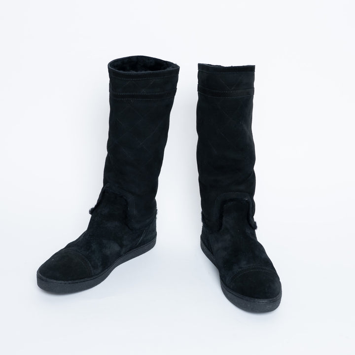 Pre-Loved Chanel™ Black Suede Faux Fur Lined Boots Size 38