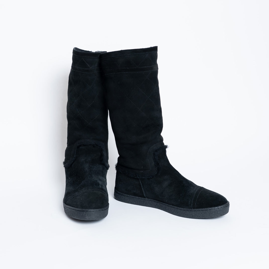 Pre-Loved Chanel™ Black Suede Faux Fur Lined Boots Size 38
