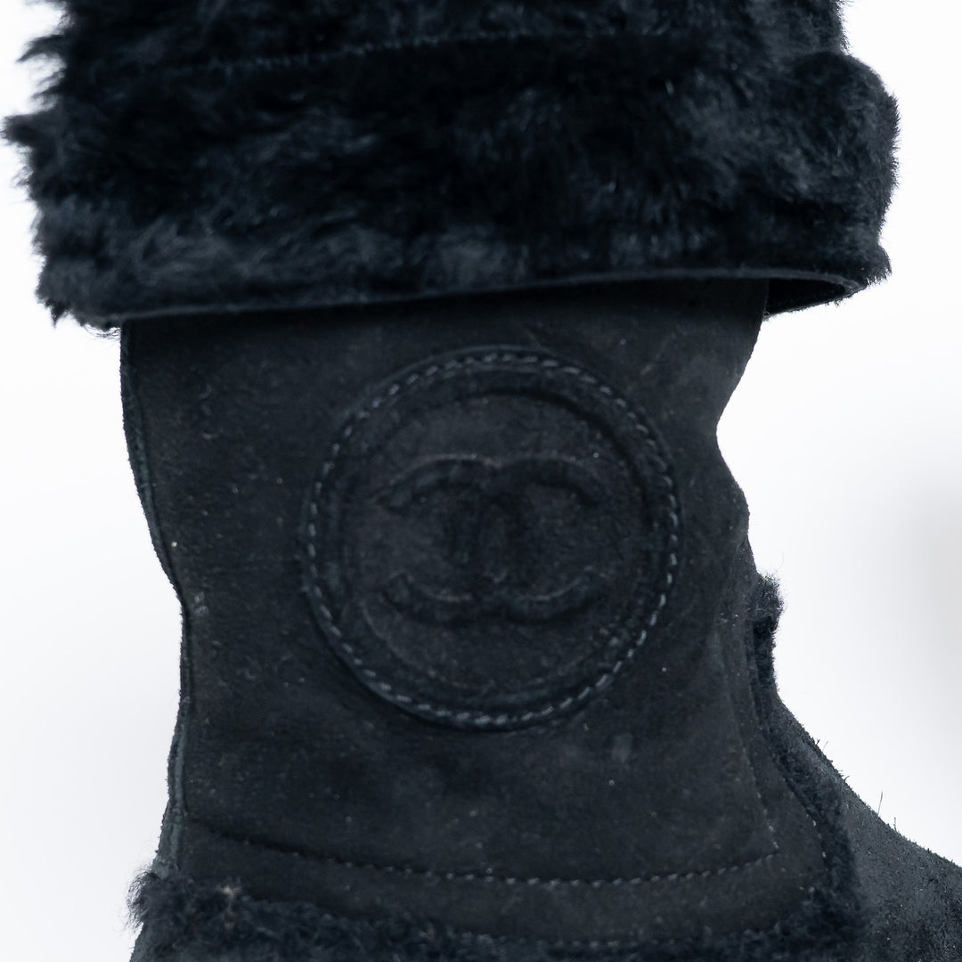 Pre-Loved Chanel™ Black Suede Faux Fur Lined Boots Size 38