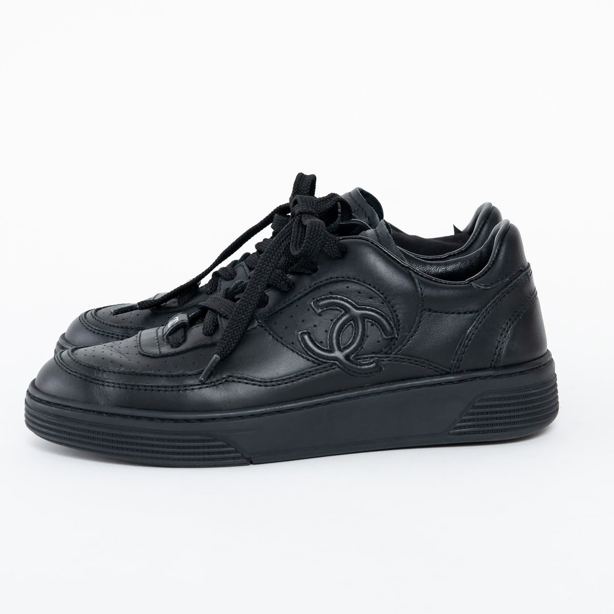 Pre-Loved Chanel™ Black Calfskin Leather Low Top Sneakers Size 35.5