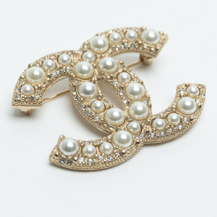 Pre-Loved Chanel™ Gold-Tone Interlocking Logo Brooch with Faux Pearls & Crystals