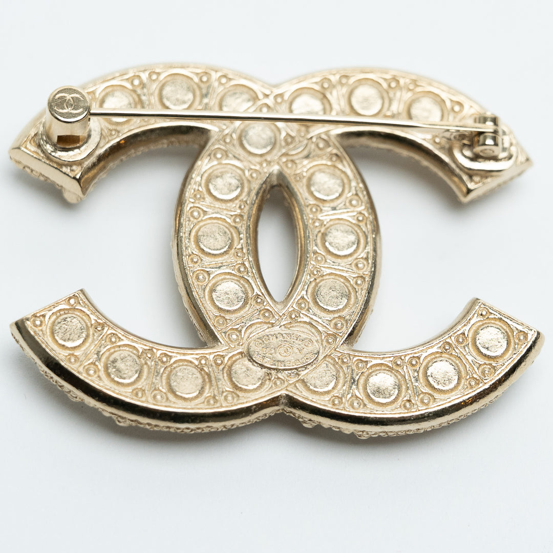 Pre-Loved Chanel™ Gold-Tone Interlocking Logo Brooch with Faux Pearls & Crystals