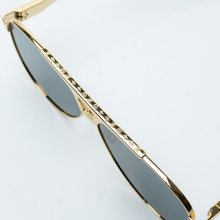Gold and Gray Metal Aviator Sunglasses. (view 5)