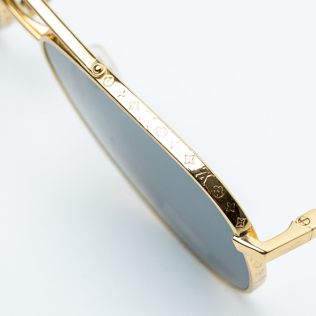 Gold and Gray Metal Round Aviator Sunglasses. (view 5)