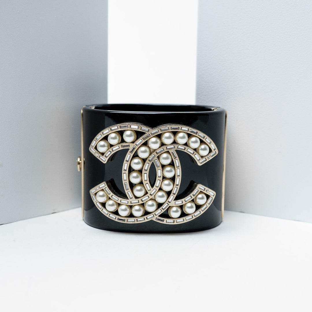 Black Resin Faux Pearl Cuff Bracelet. (front)