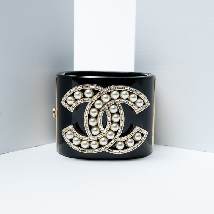 Black Resin Faux Pearl Cuff Bracelet. (front)