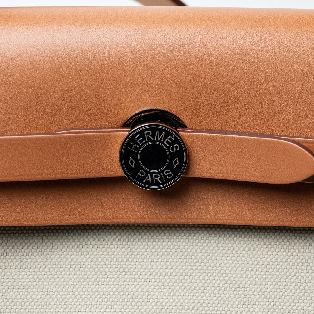 Béton Canvas and Naturel Vache Hunter Leather Herbag 31. (view 8)