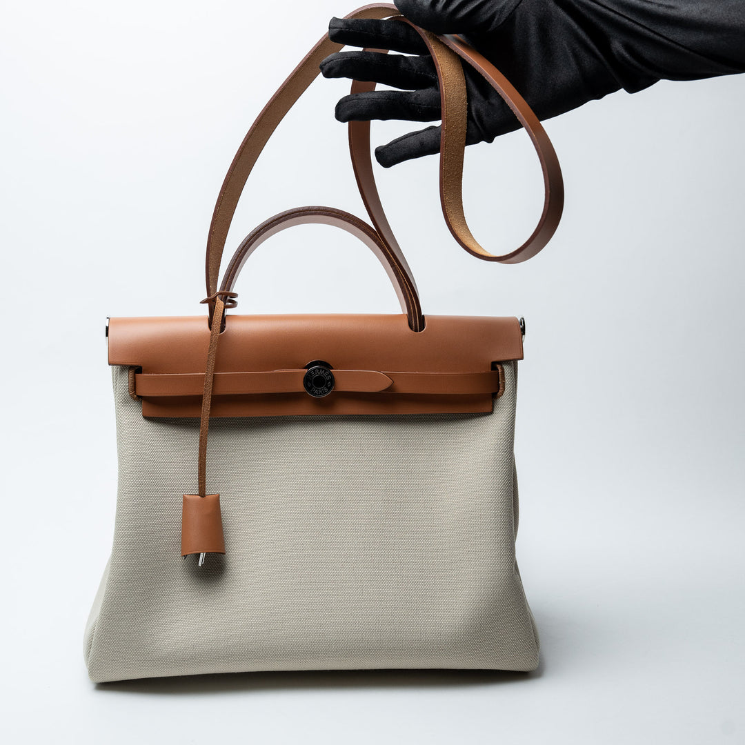 Béton Canvas and Naturel Vache Hunter Leather Herbag 31. (view 9)