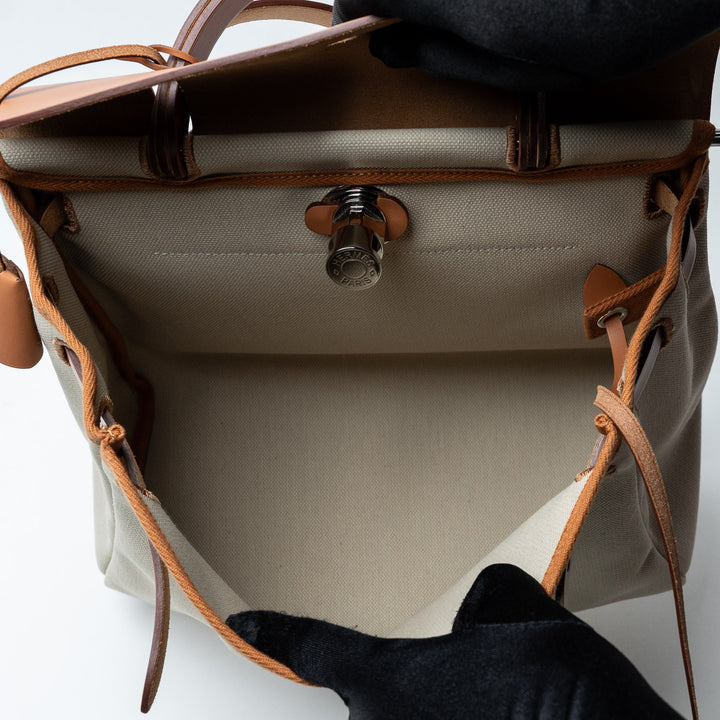 Béton Canvas and Naturel Vache Hunter Leather Herbag 31. (view 10)