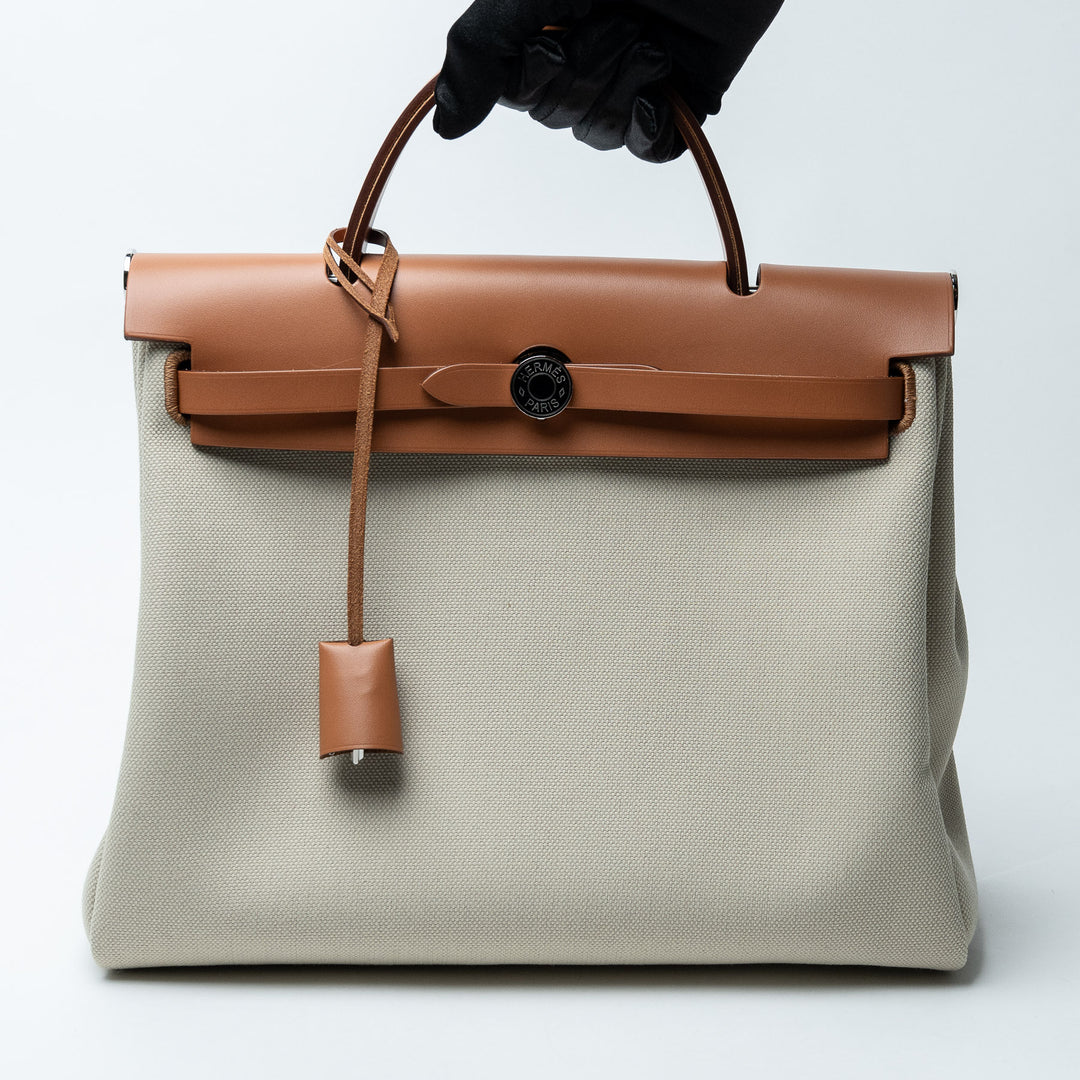 Béton Canvas and Naturel Vache Hunter Leather Herbag 31. (view 7)