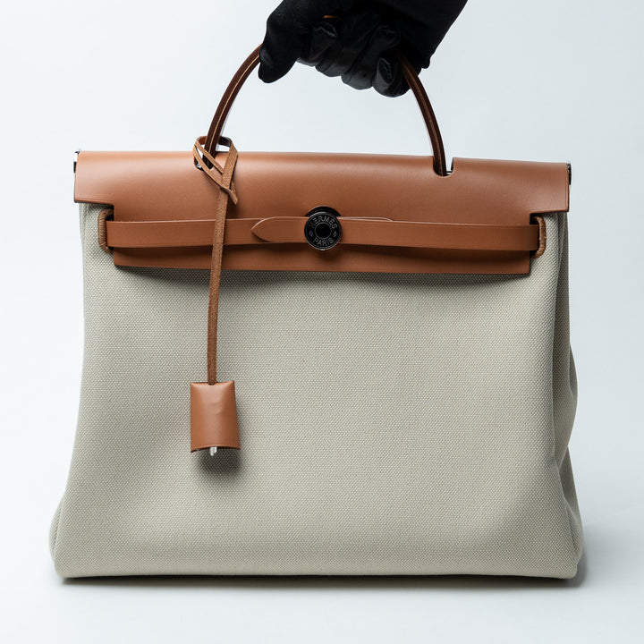 Béton Canvas and Naturel Vache Hunter Leather Herbag 31. (view 7)