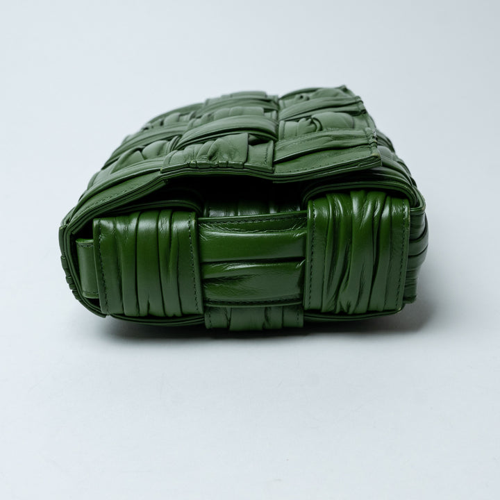Green Intrecciato Leather Plissé Cassette Shoulder Bag. (view 4)