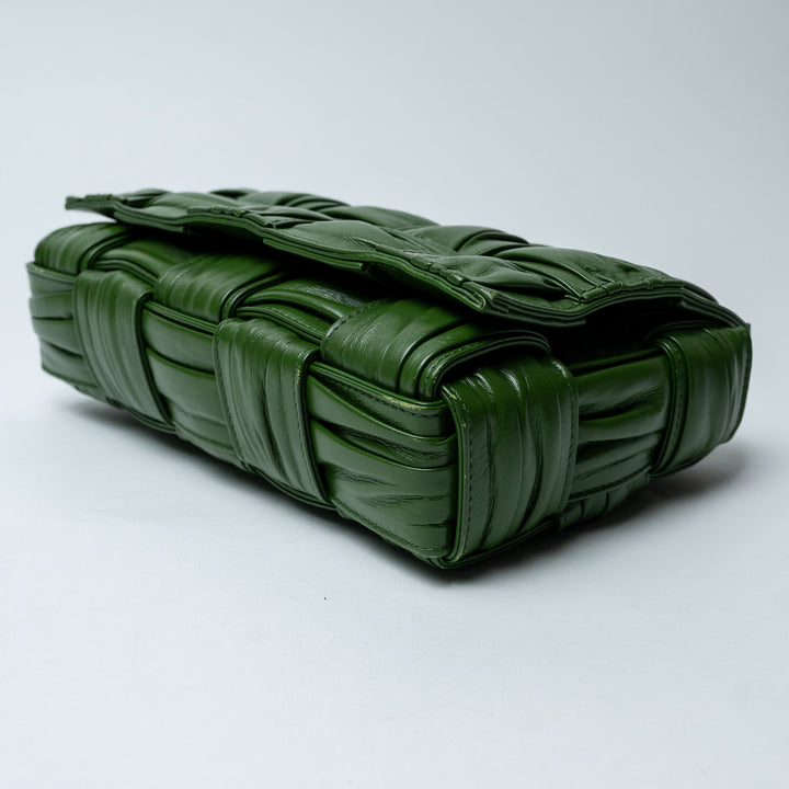 Green Intrecciato Leather Plissé Cassette Shoulder Bag. (view 5)