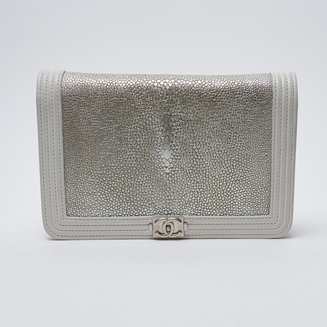 Silver Stingray and White Leather Boy Wallet on Chain. (front)