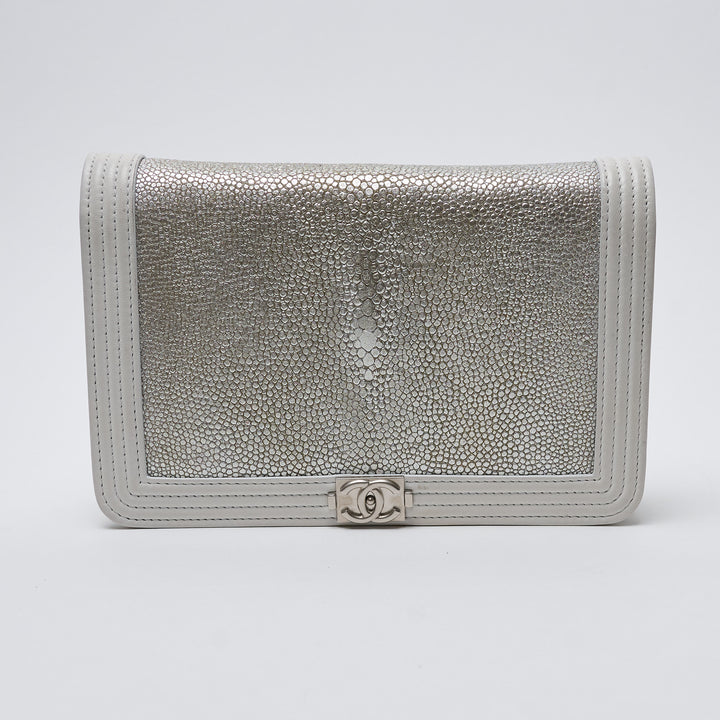 Silver Stingray and White Leather Boy Wallet on Chain. (front)