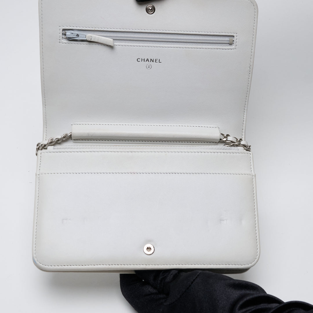 Silver Stingray and White Leather Boy Wallet on Chain. (view 8)