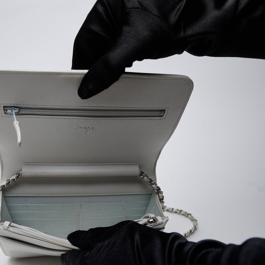 Silver Stingray and White Leather Boy Wallet on Chain. (view 9)