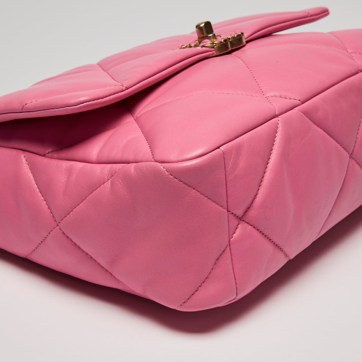 Pre-Loved Chanel™ Pink Grained Leather Shoulder Bag