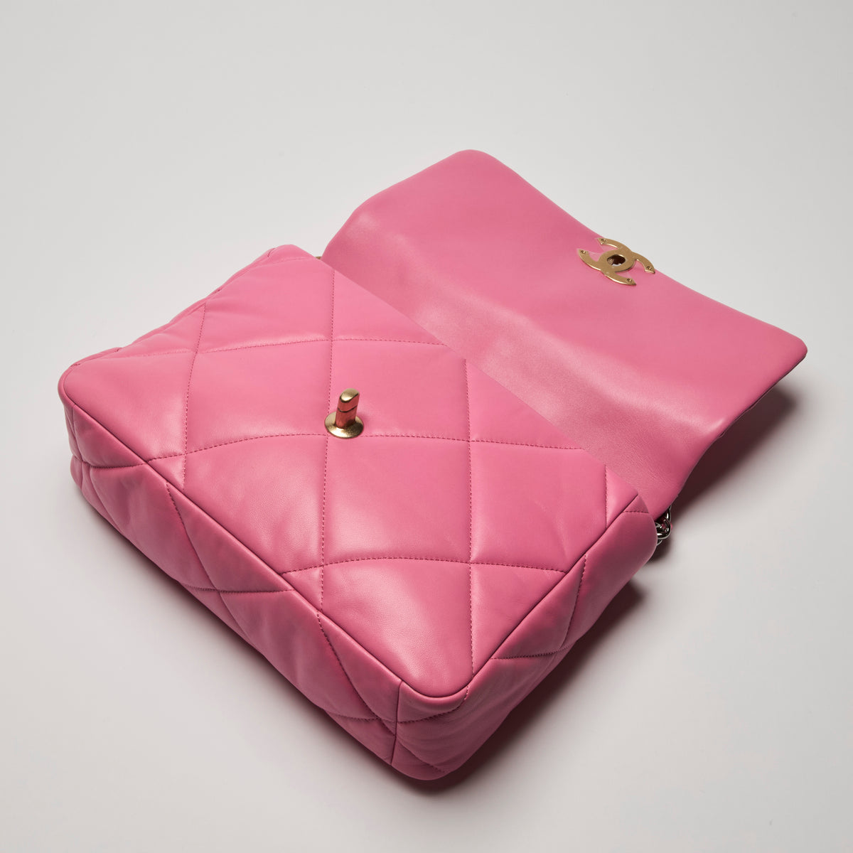 Pre-Loved Chanel™ Pink Grained Leather Shoulder Bag