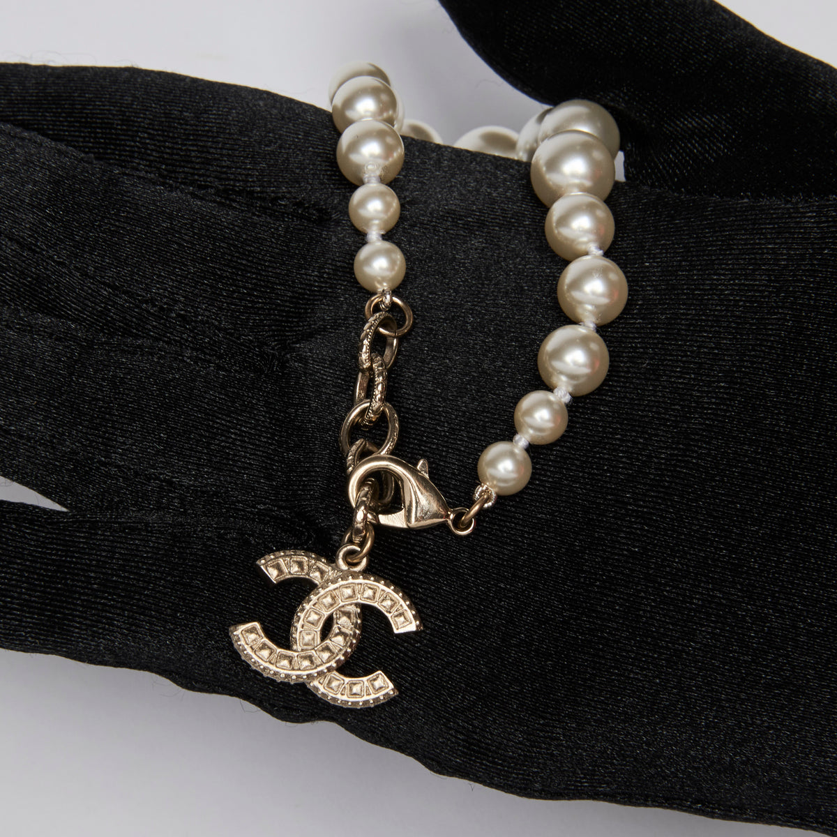 Joli Chanel Pearl Bracelet 2018 Chanel Long Pearl CC Charm