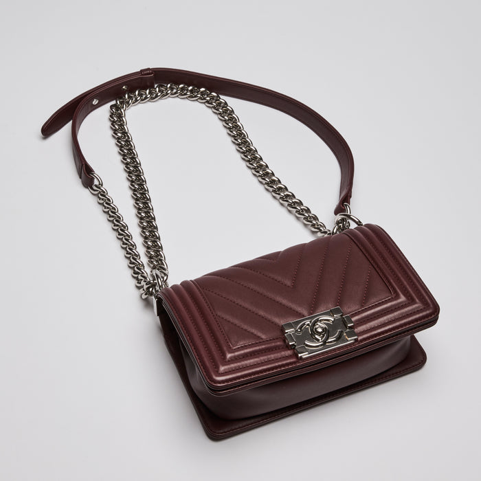 Pre-Loved Chanel ™ Chevron Small Boy Bag in Burgundy