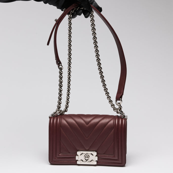 Pre-Loved Chanel ™ Chevron Small Boy Bag in Burgundy