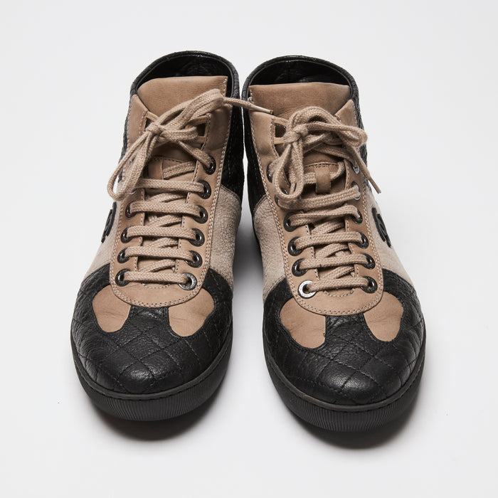 Pre-Loved Chanel™ Two Tone Black/Tan Calfskin & Lambskin Leather Sneakers Size 41
