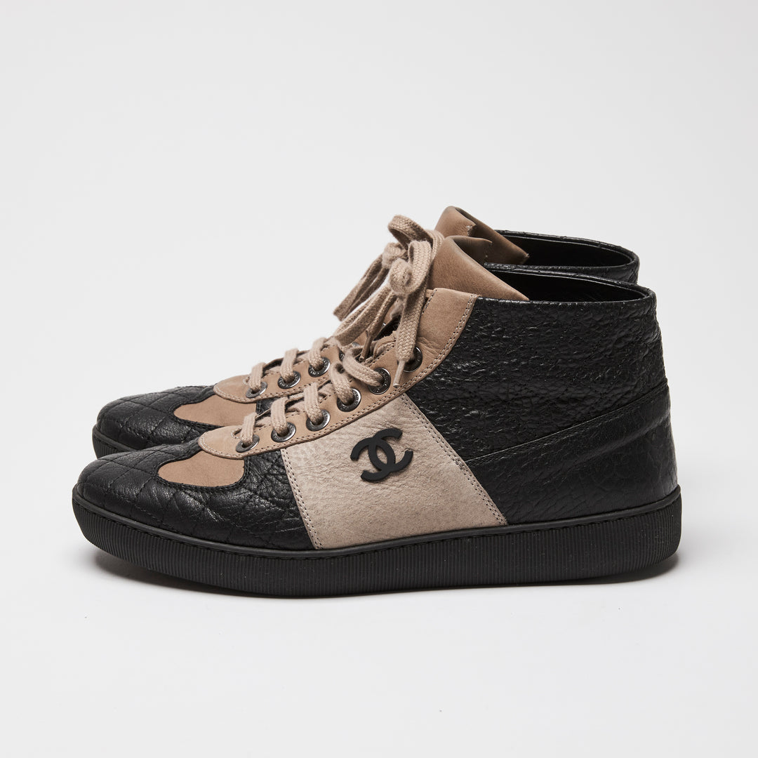 Pre-Loved Chanel™ Two Tone Black/Tan Calfskin & Lambskin Leather Sneakers Size 41